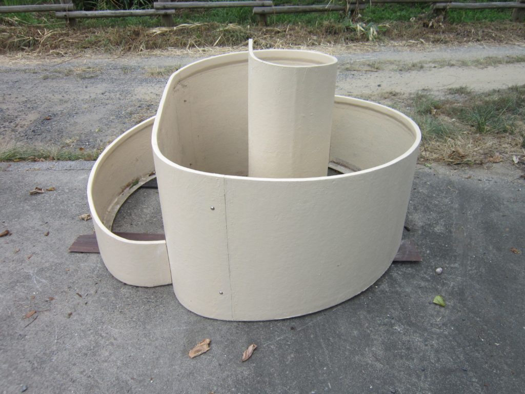 大型円形プランター　エスカルゴは、 パーマカルチャーの手法の一つ、スパイラルガーデンを もっと身近に取入れていただこうと製作した直径１．６ｍのコンパクトなＦＲＰ製プランターです。 