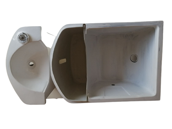 尿タンク、撹拌槽を取り除いたケースないです。ケース後部にはダクトホースが入る穴があります。