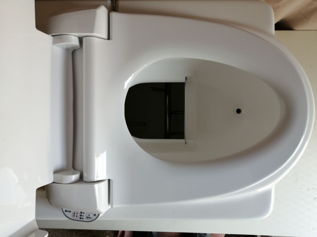 大小分離の便器で、便は撹拌槽に、尿は前側の穴から本体ケースの尿受け皿に入ります。