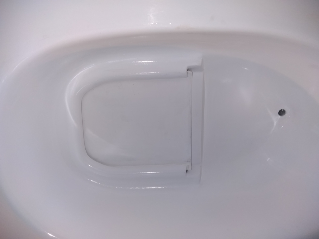 コンポストトイレの便器は浅いので、男性も小便をされるときは座ってしてください。扉の隙間から撹拌槽に入る恐れがあります。