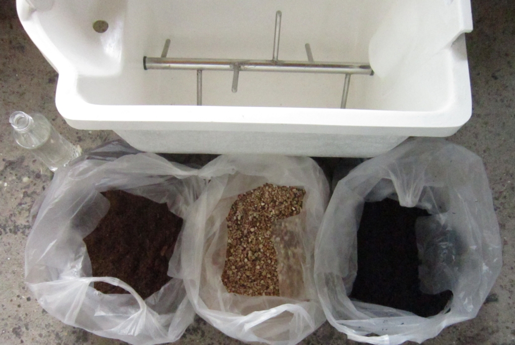 こまらんeトイレで使用するコンポスト基材はピートモス、バーミキュライト、籾殻くん炭の三種類です。４０型に入れる量は約、２０リットルです。