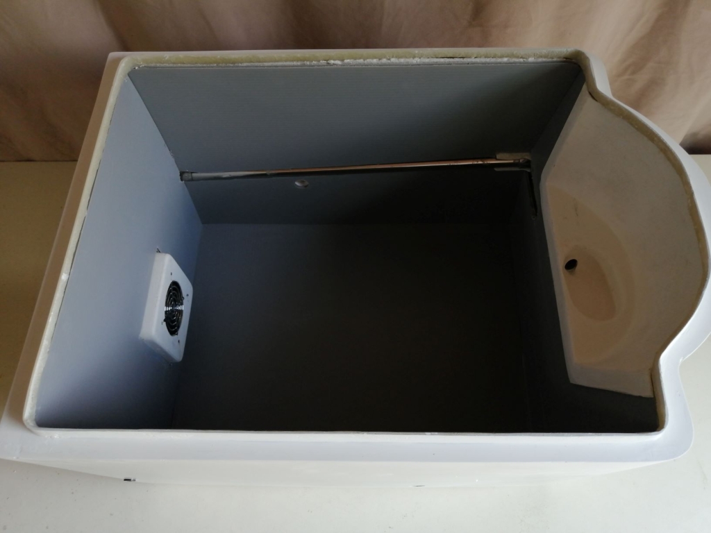 撹拌式のコンポストトイレの本体ケースです。役割は、便器からの尿を受け側面の配管から本体背面の屋外に出します。後方の排気装置からは撹拌槽の二酸化炭素と水分を廃棄します。