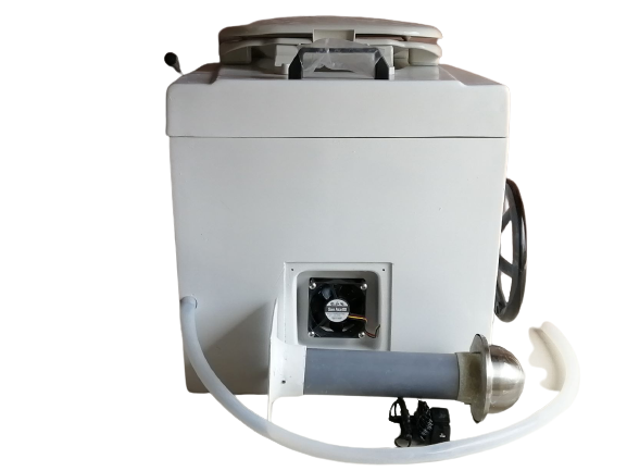 排気装置は、１２ボルト１ワット程度の排気ファンを使用しています。１００ボルト電源場合、AC-DCアダプターを使用します。